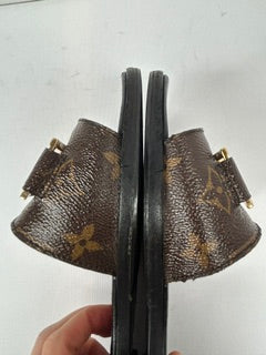 LOUIS VUITTON LOCK IT FLAT SLIDES